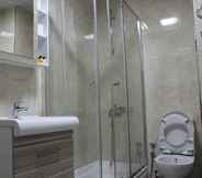 Toilet Kamar 6 Skyport Istanbul Hotel