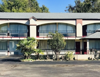 Exterior 2 Executive Inn