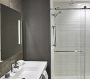 Toilet Kamar 5 AC Hotel by Marriott Columbus Dublin