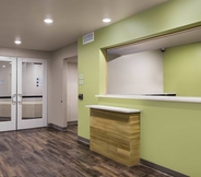 Lobi 5 WoodSpring Suites Miami Southwest