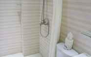 Toilet Kamar 2 Candice Lucy Hotel