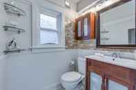 In-room Bathroom Applewood Suites - Danforth Avenue