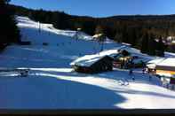 Swimming Pool L'Eden Skis aux pieds