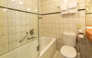In-room Bathroom 2 XO Hotels City Centre