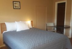 Bedroom 7 Seattle Inn Northgate