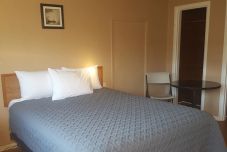 Bedroom Seattle Inn Northgate