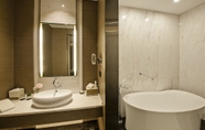 In-room Bathroom 4 Cachet Boutique Kunming Artime