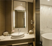 In-room Bathroom 4 Cachet Boutique Kunming Artime