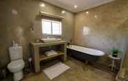 Toilet Kamar 6 Lighthouse Guesthouse & Cafe