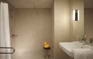 In-room Bathroom 2 MOXY Oslo X
