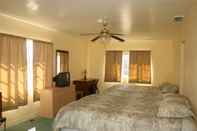 Bedroom Mountaineer Motel