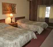 Bedroom 4 Mountaineer Motel