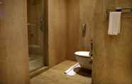 In-room Bathroom 3 Ramada Plaza by Wyndham Chennai