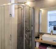 Toilet Kamar 6 Meli Apartments & Villas