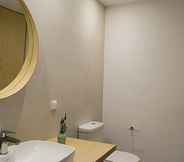 Toilet Kamar 4 Meli Apartments & Villas