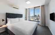Kamar Tidur 4 Meriton Suites Campbell Street, Sydney