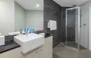 In-room Bathroom 6 Meriton Suites Waterloo