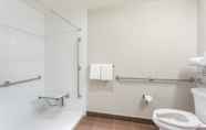 Toilet Kamar 7 Microtel Inn & Suites By Wyndham Fort Mcmurray