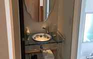 Toilet Kamar 3 Guests & Dogs House Hale Ilio