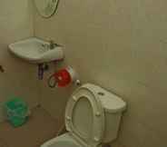 Toilet Kamar 2 Baan Khun Nong