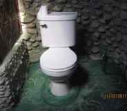 Toilet Kamar 6 Peace Paradise Resort