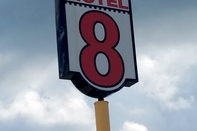 Bên ngoài Motel 8