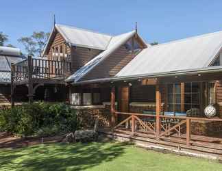 Exterior 2 William Bay Cottages