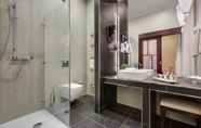 In-room Bathroom 5 Hotel Aleksander Medical & SPA