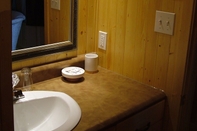 In-room Bathroom Motel Triplex Lac a Jimmy