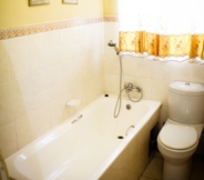 Toilet Kamar 4 River-Ridge Guest House