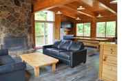 Common Space 2 6 Bed Blue Mountain Chalet with Hot Tub 8