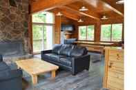 Common Space 6 Bed Blue Mountain Chalet with Hot Tub 8