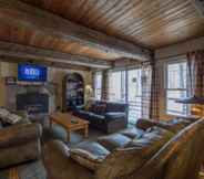 ล็อบบี้ 5 6 Bed Blue Mountain Cottage with Hot Tub 102