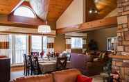 Restaurant 7 7 Bed Blue Mountain Chalet with Hot Tub 35R