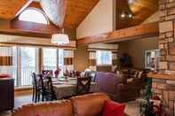 Restaurant 7 Bed Blue Mountain Chalet with Hot Tub 35R