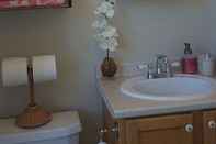 In-room Bathroom Bluewaters Retreat Bachelor Unit