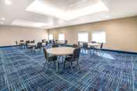 Functional Hall La Quinta Inn & Suites by Wyndham Oklahoma City Airport