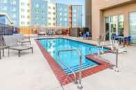 สระว่ายน้ำ La Quinta Inn & Suites by Wyndham Oklahoma City Airport