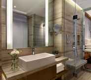 In-room Bathroom 5 Courtyard by Marriott Changsha South