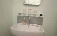 Toilet Kamar 3 Spring Garden Holiday Apartments