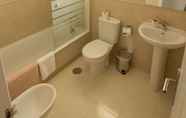 In-room Bathroom 7 Residencia Universitaria Alfil