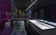 Phòng tắm bên trong 3 VUE Hotel HOUHAI BEIJING