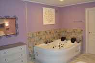 In-room Bathroom Suites con Jacuzzi Santillana