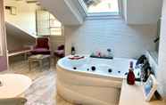 Swimming Pool 4 Suites con Jacuzzi Santillana