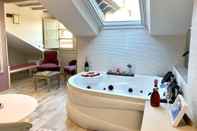 Kolam Renang Suites con Jacuzzi Santillana