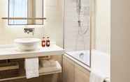 In-room Bathroom 6 Hyatt House Manchester