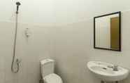 Toilet Kamar 6 Waisai Beach Hotel