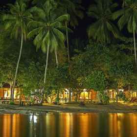 ด้านหน้าที่พัก - ตอนเย็น/กลางคืน 6 Waigeo Villa, Pasir Timbul Raja Ampat Hotels