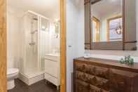 In-room Bathroom Moniz Studio Apartment - by LU Holidays