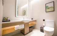 Toilet Kamar 2 Hampton by Hilton Guilin Lingui